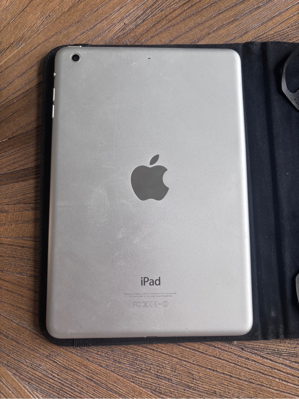 iPad - Picture 1 of 8